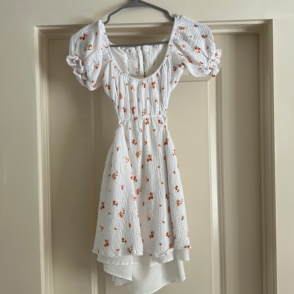 Cute white dress with flowers. - Picture 1 of 3